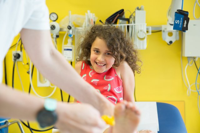 Anlässlich des internationalen Neurofibromatose-Tages am Freitag, den 17. Mai, werden weltweit Gebäude und Sehenswürdigkeiten in Blau und Grün beleuchtet. So auch in Salzburg und Zell am See. (Am Foto: Rhea Röhl im NF Kinder Expertisezentrum.) | Foto: NF Kinder