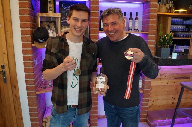 Daniel und Reinhard Wölkart sind nicht nur Top-Edelbrenner, sondern bieten auch Kulinarik an. | Foto: Wiedner