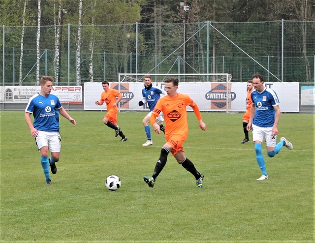 Der Oberwölzer Daniel Miedl (Mitte) krönte seine starke Leistung mit dem Freistoßtreffer zur 1:0-Führung im Derby gegen Neumarkt.