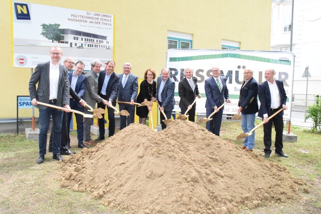 Vertreter von Baufirmen, der Lokalpolitik und der Schulgemeinde nehmen mit Landesrätin Christiane Teschl-Hofmeister den Spatenstich für den Umbau der PTS Waidhofen vor.