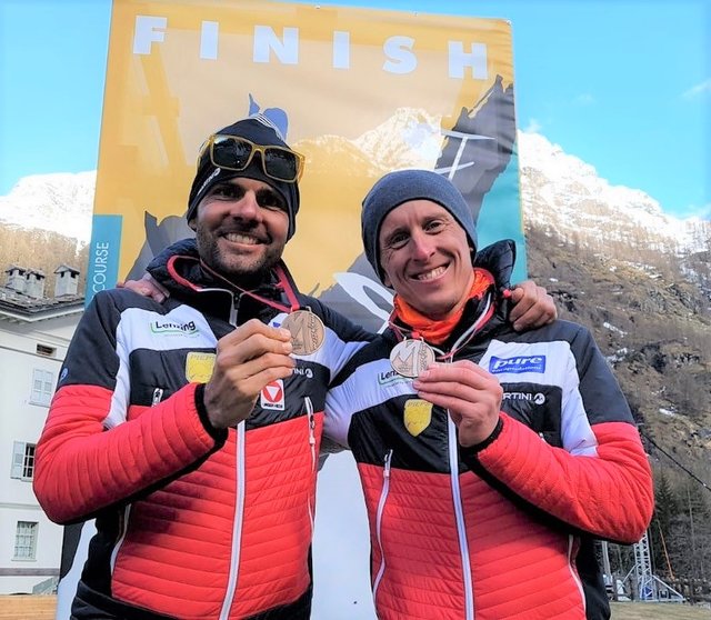 Sichtlich stolz: Armin Höfl (rechts) mit seinem Teamkollegen Jakob Herrmann.