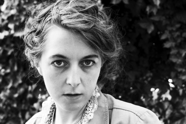 Verena Dürr alias v e n e r a s i n n
fertigt mit ihrer Gleichschaltung von Wort und Ton, besser Elektronik, live den Soundtrack für ein düster-trauriges Sci Fi-Movie. Wir sind die Roboter, und das ist die Zukunft. Elektropoesie at it’s best.
Am Bild: Verena Dürr | Foto: Matthias Meinharter