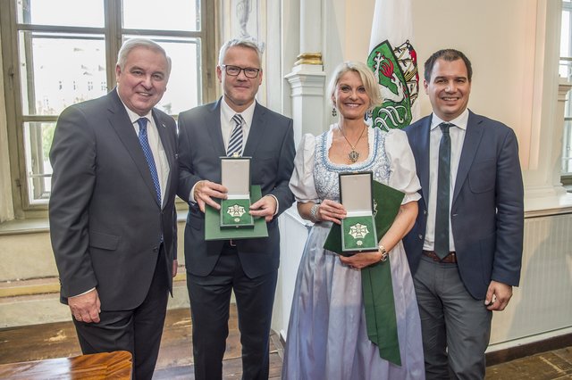 LH Hermann Schützenhöfer und LHSt. Michael Schickhofer überreichten an Regina Friedrich und Franz Kainersdorfer das Große Ehrenzeichen.