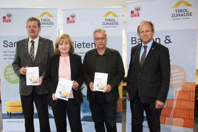 LRin Beate Palfrader (2.v.l.). präsentierte gemeinsam mit BH Markus Maaß, Bgm. Wolfgang Jörg und Abteilungsvorstand Otto Flatscher (v.l.) die Neuerungen der Wohnbauförderung. 