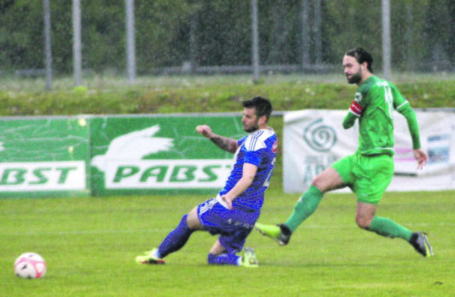 Blitztor für Zeltweg. Dejan Nikolic trifft bereits in Minute eins zum 1:0. Der Abwehrversuch von Goran Ivanovic kommt zu spät.
