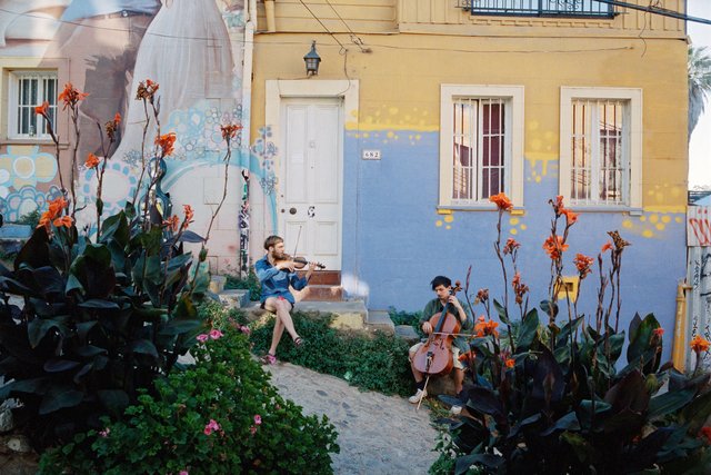 Barbara Zeman &amp; Sweet Sweet Moon
Barbara Zeman liest aus ihrem monumentalen, viel gefeierten Debütroman „Immerjahn“ und wird dabei im Ping Pong-Format von der bittersüßen Band Sweet Sweet Moon (Matthias Frey, Violine, Synthesizer und Lukas Pöchhacker, Cello) sowohl musikalisch als auch inhaltlich getragen. Groß, und weit mehr als bloße Verzückung.
am Bild: Sweet Sweet Moon | Foto: Sweet Sweet Moon