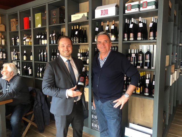 Neu am Sonnbergplatz: Bezirkschef Daniel Resch (l.) stattete Inhaber Peter Lohmann einen Besuch ab.