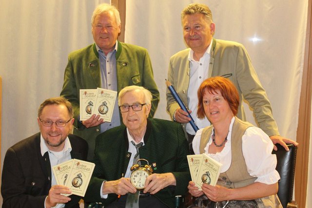 Heimatdichter Hans Scheucher (M.) stellte in Stainz bei Straden sein neuestes Buch vor. | Foto: Gemeinde Stainz bei Straden