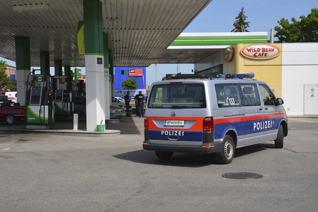 Nach einer Messerstecherei in St. Pölten laufen die Ermittlungen der Polizei auf Hochtouren. Zwei Tatverdächtige sind in Haft.