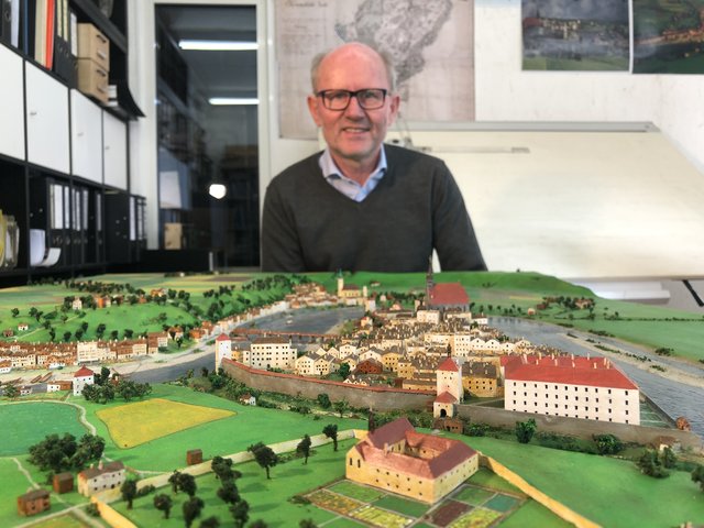 Das historische Modell der beiden Grenzstädte Laufen und Oberndorf und sein Erbauer im Hintergrund. 