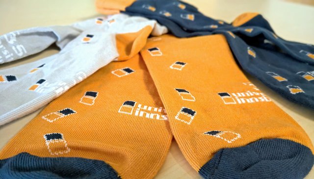 Uni Innsbruck verlost zum Jubiläum bei einemGewinnspiel über Facebook färbige Socken.