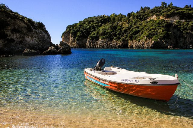 Eine malerische Bucht auf Korfu im Ionischen Meer, nordwestlich vom griechischen Festland.