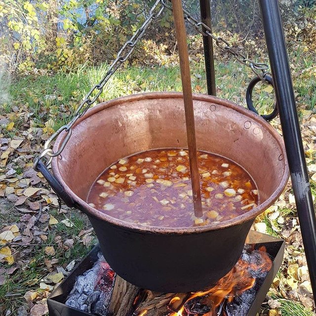 Eine Delikatesse: Gulaschsuppe über dem offenen Feuer. | Foto: Laszlo Hubert