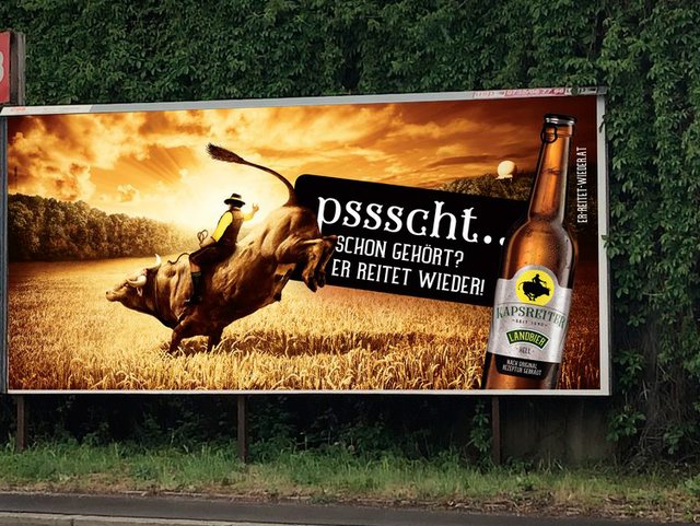 Auch die zahlreichen Plakat-Ankündigungen im ganzen Land trugen zur Spannung bei. Ein Reiter auf einem Bullen und dazu eine mysteriöse Botschaft. Wer mochte sich dahinter verbergen? Wer reitet wieder? Die Auflösung brachte die KAPSREITER-Flasche.