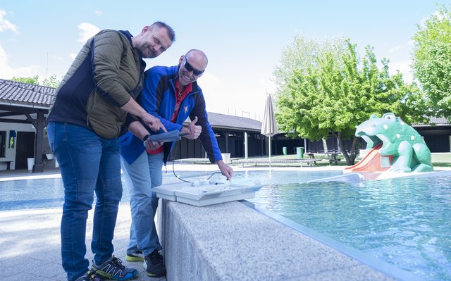 Optimale Wasserqualität: Betriebsleiter Ing. Harald Graus mit Bademeister Feichter Markus | Foto: Michael Kendlbacher