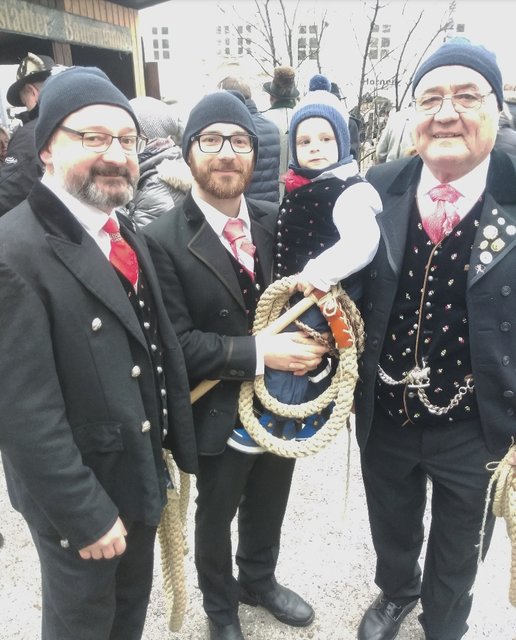 Als "Langhosade" besteht die typische Tracht aus schwarzer Stoffhose und geblümter Samtweste.