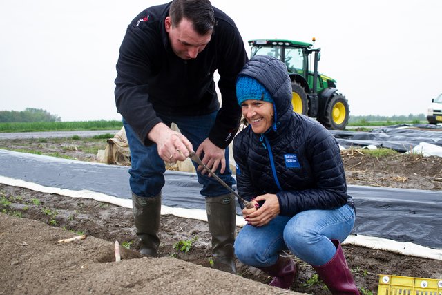 Der Spargel, das Messer und ... Stefan Detter mit Bezirksblatt-Redakteurin Karin Zeiler auf dem Feld.