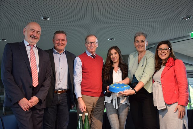 Direktor Christian Posad (links) gemeinsam mit Roman Haider (FPÖ), Eugen Freund (SPÖ), Moderatorin und Schülerin Melissa Gharibo, Ulrike Lunacek (Die Grünen und Valeria Foglar-Deinhardstein (ÖVP).