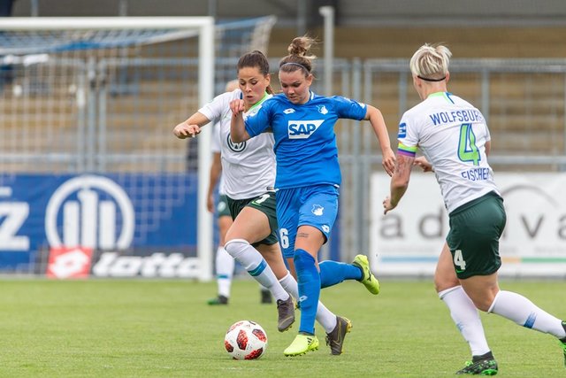 Wienroither (Bildmitte, blauer Dress ) im Laufduell mit 
Gunnarsdottir (links) und Nilla Fischer (Schweden, rechts) Foto; Markus Friedel, Hoffenheim)