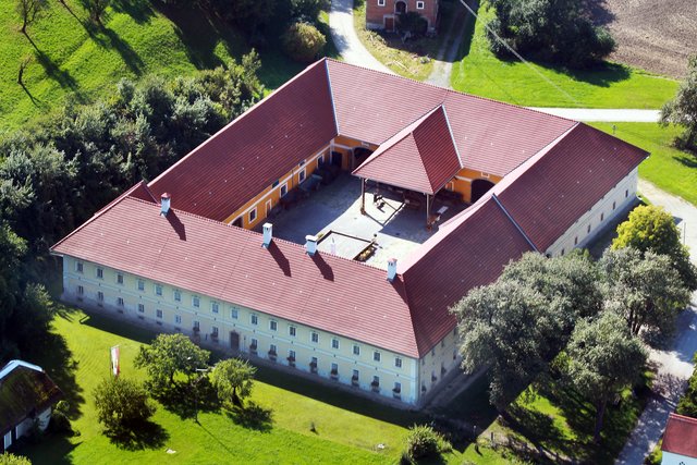 Luftbildaufnahme des Freilichtmuseums Sumerauerhof.
 | Foto: Oberösterreichisches Landesmuseum/Franz Weingartner