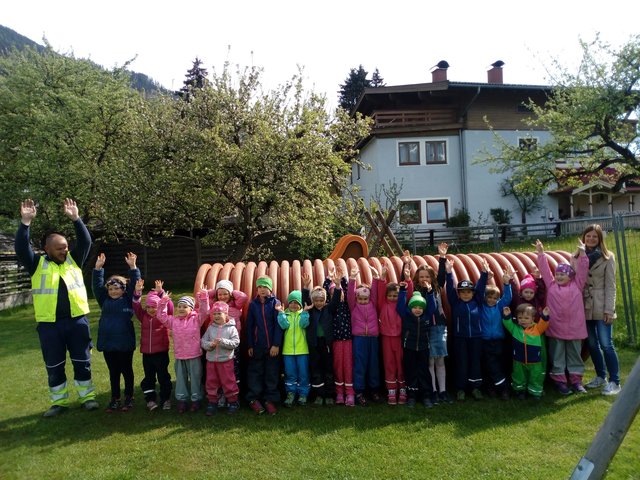 Die Kleinen vom "Haus der Kinder" freuen sich über das neue Spielrohr im Garten.  | Foto: Haus der Kinder – Stöger Hanna 