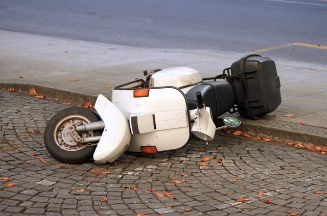 Der 15-jährige Mopedlenker wurde über das Auto geschleudert.