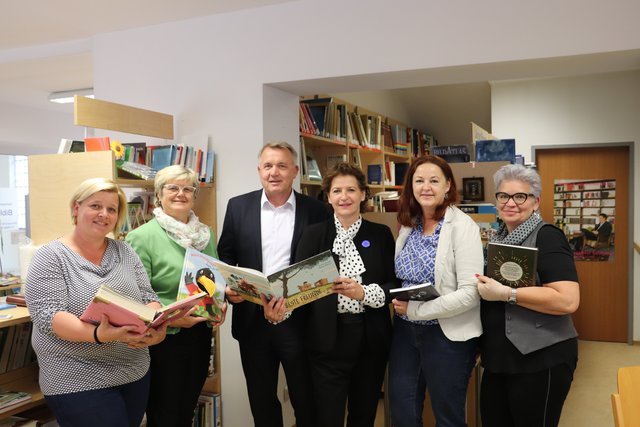 Sabine Jakubzig, Ursula Rauch, Manfred Komericky, Ursula Lackner, Doris Schrötter und Michaela Geiger hatten für Kalsdorfs Kinder Bücher im Gepäck. | Foto: Edith Ertl