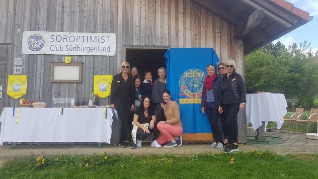 Die Soroptimistinnen mit ihrer Präsidentin Doris Kollar-Lackner (vorne links) freuten sich über den hohen Erlös.