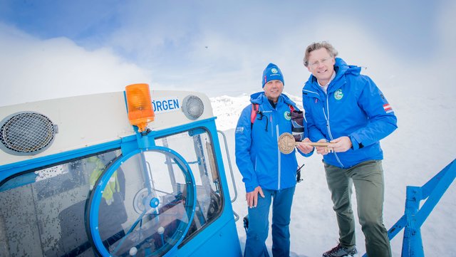 Peter Embacher (Leiter Schneeräumung Großglockner Hochalpenstraßen AG) und Johannes Hörl (Vorstand Großglockner Hochalpenstraßen AG) bei der symbolischen Schlüsselübergabe. | Foto: Franz Neumayr