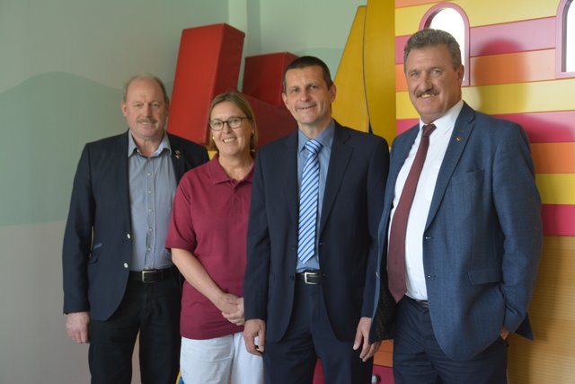Gemeindeverbandsobmann Rudi Puecher (re) und sein Stellvertreter Josef Ritzer (li) mit der aktuellen Pädiatrie-Leiterin Oberärztin Dr. Stefanie Lohwasser und dem mit 1. November startenden Primar Dr. Tobias Trips.