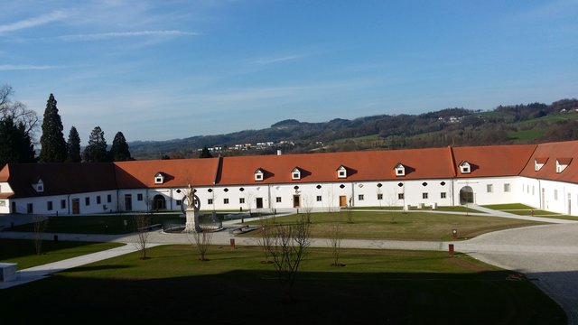 Nach dem Umbau erstrahlt der neu gestaltete Innenhof im Stift Wilhering in vollem Glanz. | Foto:  Stift Wilhering