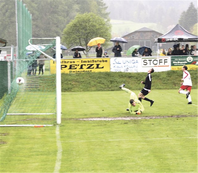 Führungstreffer für Schöder: Christian Bischof (rechts) bezwingt in der 31. Minute Lobmingtal-Goalie Kevin Friedl und netzt zum 1:0 ein.