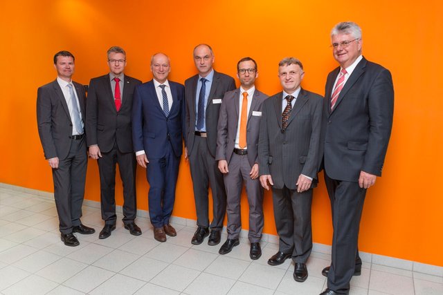 Mitglieder und Vertreter der Wirtschaftskammer Oberösterreich überzeugten sich vor Ort von der neuesten Entwicklung bei B&amp;R in Eggelsberg.  | Foto: B&amp;R