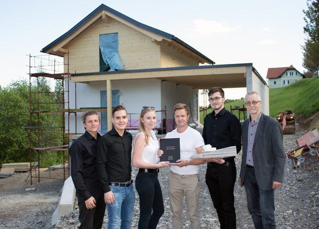 Lukas Pirkopf, Matthias Mock, Antonia Schreiner, Auftraggeber Gerald Klein, Dániel Jakab und OStR Peter Derler (v.l.) vor dem "Feldkasten" | Foto: HTL Pinkafeld/Derler