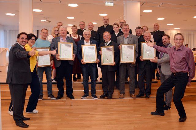 Stolze Gemeindevertreter, würdige Preisträger: v.l. Bgm. Erich Wahl, VBgm. Eva Hoffmann, Edwin Hötzenegger (Sportpreis), Gerald Rottinger (Ehrenurkunde),Manfred Hauser (Ehrennadel), Erwin Peitl (Ehrennadel), Rudolf Weimann (Umweltpreis), die Jagdhornbläsergruppe St.Georgen (Kulturpreis), Andreas Derntl (Gemeindevorstand), Rudolf Lehner (Kultur- und Sportausschussobmann).