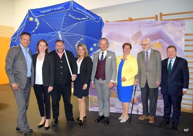 Unter dem blauen Europschirm im Mehrzwecksaal von St. Peter im Sulmtal: Fritz Kobald, Simone Schmiedtbauer, Karlheinz Wanker, Beatrice Saurer, Johannes Ausserladscheiter, Maria Skazel, Erhard Busek und Werner Amon. | Foto: Maria Fauth