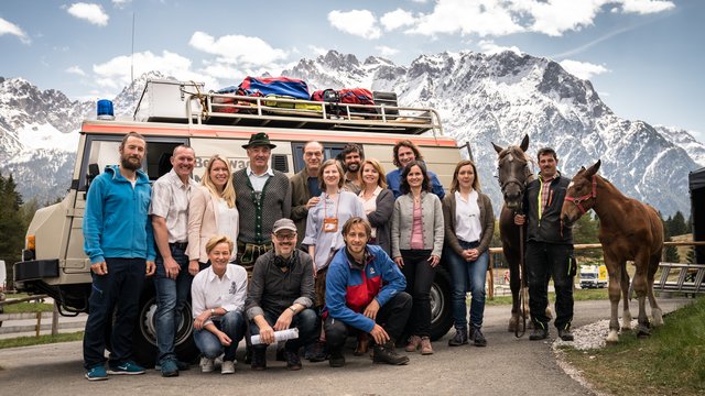 Die Crew vor der malerischen Kulisse von Mittenwald