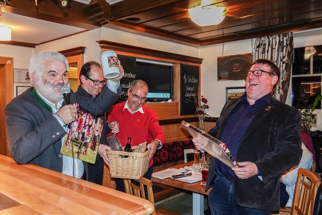 Michael Neudorfer (l.) und Alois Pillichshammer verabschiedeten Anton Streicher (r.) mit originellen Geschenken.   | Foto: Huemer