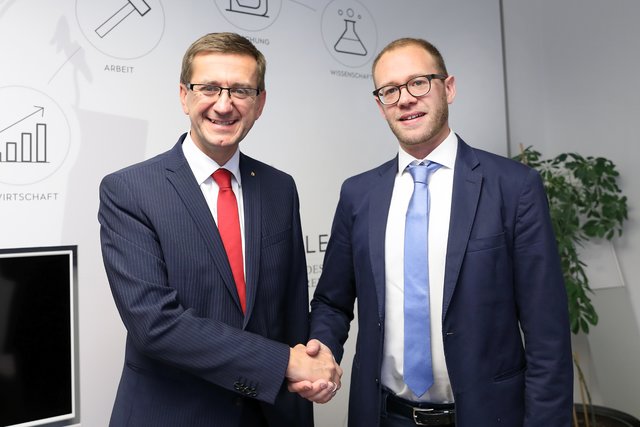 Wirtschafts-Landesrat Markus Achleitner und der künftige Tech2B-Geschäftsführer Raphael Friedl.