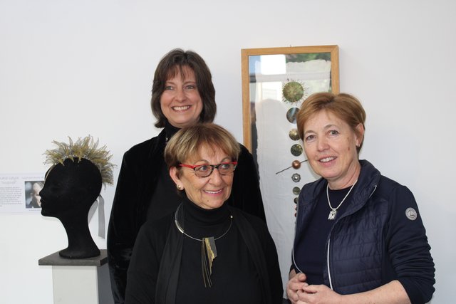 Amelia Marriette, Katie Gayle und Margit Knauder eröffneten die Vernissage mit den besonderen Schmuckstücken