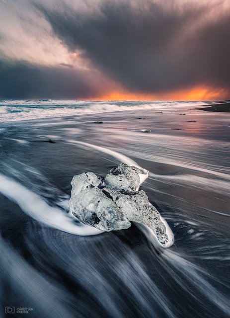 Vor etwa einem Jahr waren wir in Island beim "Jörkusalon" unterwegs. Die Gletscherlagune hat eine Verbindung zum Meer, über die kleinere bis größere Eisberge ins Meer gelangen und Teile davon dann wieder am schwarzen Sandstrand angespült werden. Der Kontrast vom Eis am schwarzen Strand ist gigantisch.