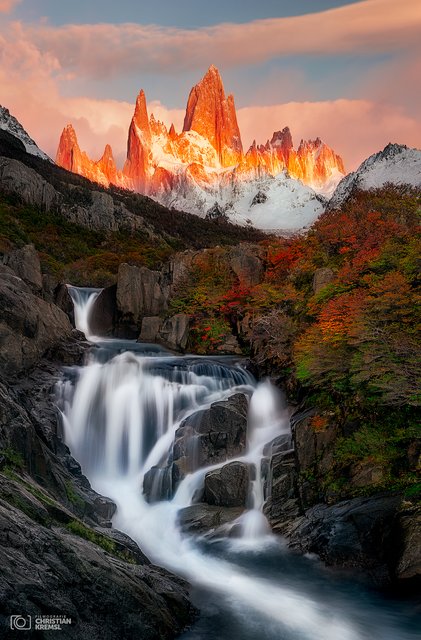 Patagonien - Sonnenaufgang beim "Hidden Fall"
Die meisten Wanderungen haben wir vom kleinen Ort El Chaltén aus gemacht. So auch an diesem Morgen, wo es zum "Hidden Fall" ging. Ein versteckter Wasserfall mit traumhaftem Blick auf den Fitz Roy. Wir sind gegen 06:30 Uhr an der Location angekommen und waren die ersten am Spot. Sonnenaufgang war um 08:00 Uhr und die Lichtstimmung hätte nicht besser sein können. 😍 
Bei dieser Location habe ich auch einen Zeitraffer aufgenommen, der im Highlight Film von Patagonien vorkommt.