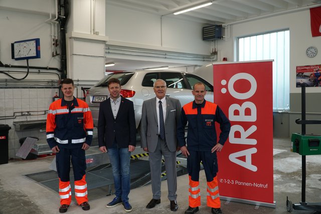 Pascal Prantl (Werkstattleiter Imst), Mathias Margreiter (Betriebsleiter Tirol), Tirol-Präsident Eduard Fleischhacker und Thomas Metzner (Werkstattleiter Lechaschau) im neuen Prüfzentrum. | Foto: Reichel