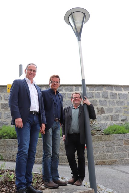 Sämtliche Straßenlampen werden in Brunnenthal ausgetauscht: Roland Wohlmuth, Rudi Anschober und Heribert Kaineder. | Foto: Ebner