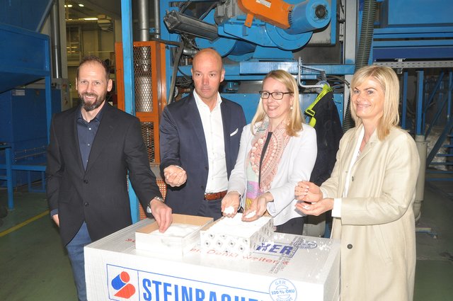 Markus Brandstätter, Roland Hebbel, Maragete Schramböck, Ute Steinbacher mit "Dämmstoff". | Foto: Kogler