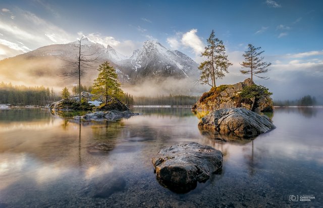 Nebel, Wolken und Sonne - das in Kombination mit einer Location wie aus dem Märchenbuch - ein traumhafter Start in den Tag. Aber nicht nur der Sonnenaufgang war an diesem Tag ein Highlight: Ich bin österreichischer Nisi Botschafter was mich sehr Stolz macht. Vielen Dank an NiSi Austria &amp; Foto Schneider. Die neuen Filter werden ein stetiger Begleiter auf zukünftige Zeitraffer und Foto Abenteuer sein.