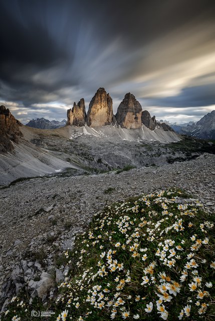Ein letztes mal brach die Sonne durch die Wolken, um die mächtigen 3 Zinnen anzuleuchten. 60 Minuten nach diesem Foto waren auch unsere Zeitraffer mit der Aufnahme fertig und wir packten unser Equipment zusammen. 
Der Himmel wurde bei diesem Bild 150 Sekunden lang belichtet, der Vordergrund gestackt um mehr Schärfe zu erreichen. 
