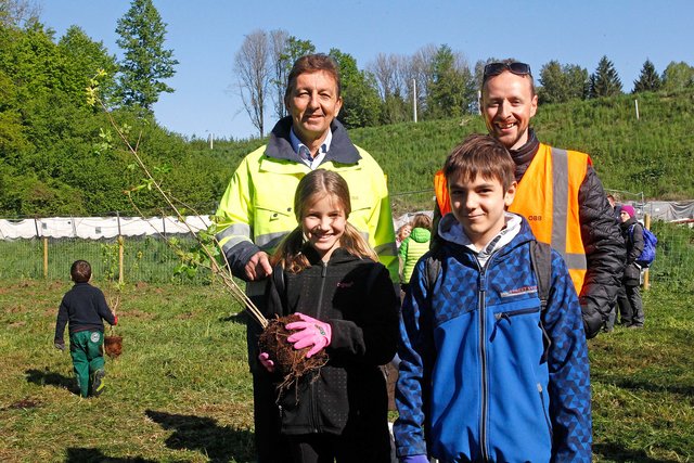 ÖBB Projektleiter Klaus Berger und Projektkoordinator Thomas Moraus mit Schülern der VS St. Kanzian | Foto: ÖBB/PAN-TV
