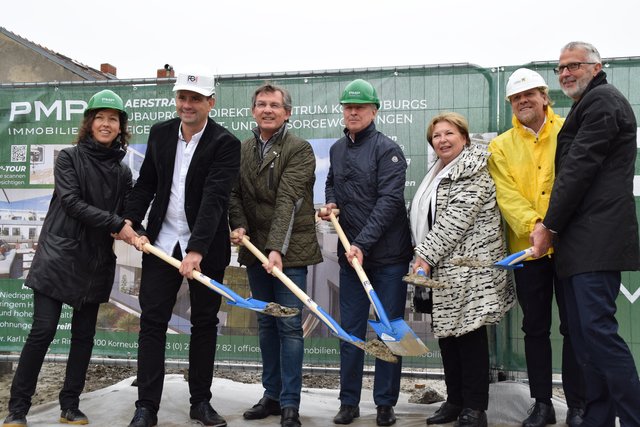 Spatenstich in der Laaer Straße: PMP Immobilien-Geschäftsführerin Christina Pajpach, Prokurist Günther Pinz (Georg Fessl GmbH), Baustadtrat Hubert Holzer, Gründer und Projektentwickler PMP Immobilien Leopold Pajpach, Vizebürgermeisterin Helene Fuchs-Moser, Raiffeisen Immobilien-Geschäftsführer Peter Weinberger und Bauamtsleiter Wolfgang Schenk.