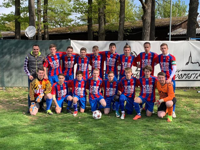 Die Fußballmannschaft der LFS Althofen mit Lehrer-Trainer Rene Greiler darf sich über den Titel "Landesvizemeister" der Kärntner Fachschulen freuen.